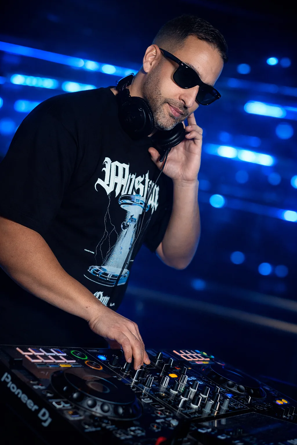 Gonza Sheche mezclando con auriculares y gafas de sol